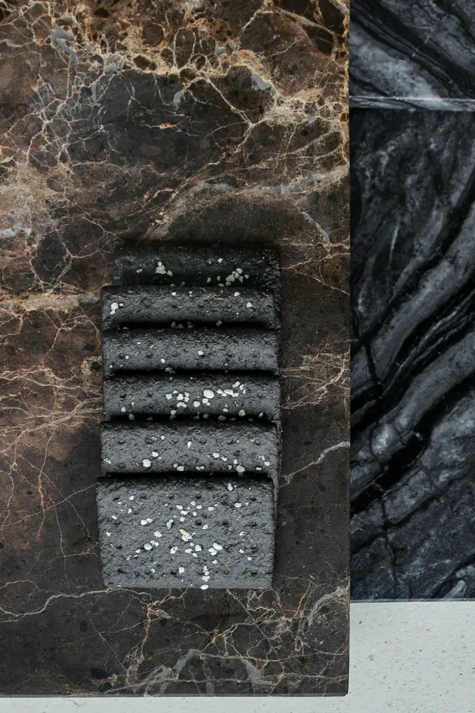Marble dienblad large 18x38 cm, Black-grey
